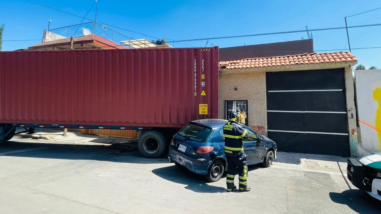 Trailer sin frenos se estrella contra casa en calles de la alcaldía Iztapalapa