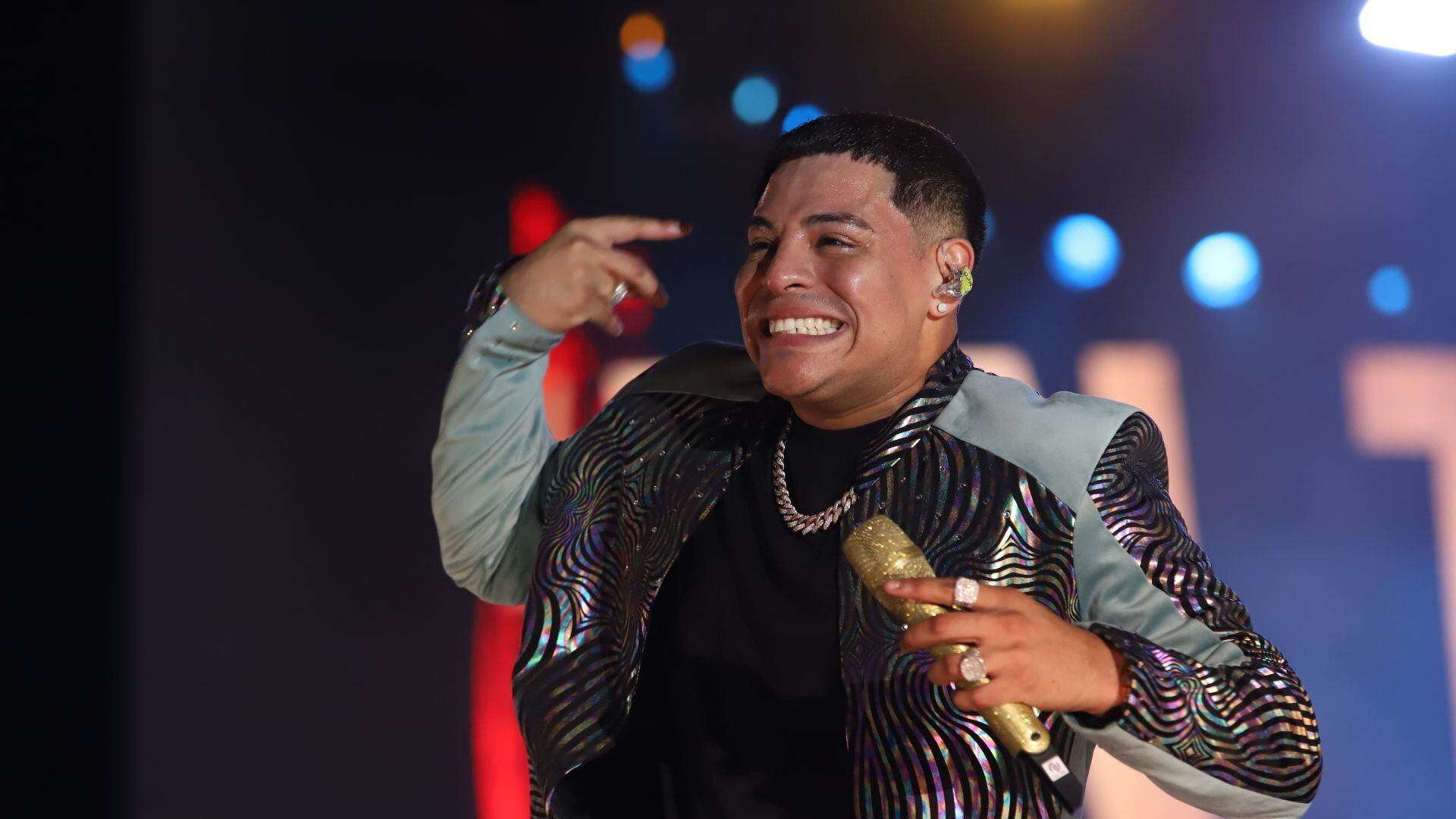 Eduin Caz, vocalista de Grupo Firme, sufrió otra caída, ahora por aventarse desde el escenario.
