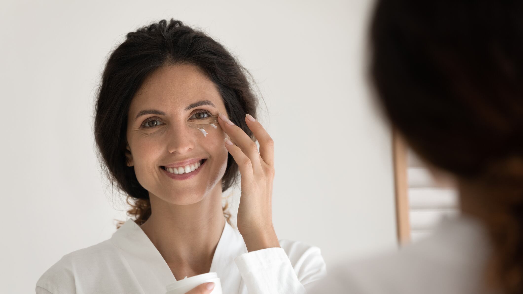 Una crema humectante anti-envejecimiento se ha convertido en un aliado indispensable para muchas personas que desean preservar una apariencia joven y fresca