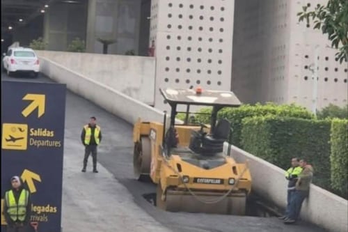 Se abre socavón en acceso de Terminal 2 del AICM y atrapa maquinaria pesada