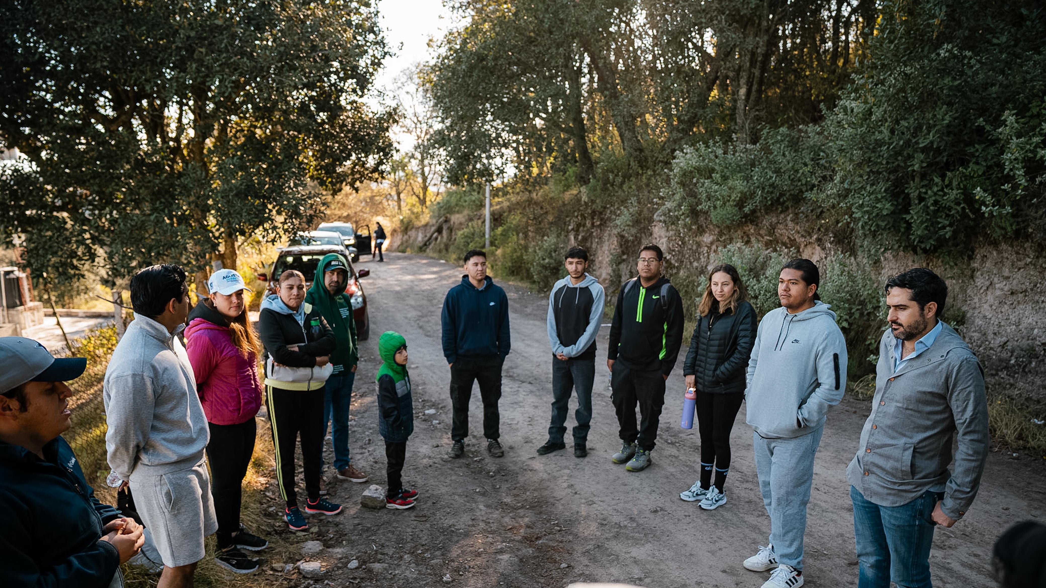 Agustín Dorantes participa en caminata con jóvenes en Amealco