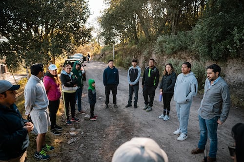 Agustín Dorantes participa en caminata con jóvenes en Amealco