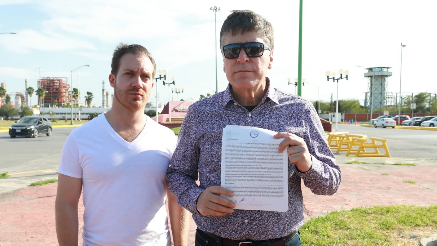 Javier González Alcántara y Alfonso Martinez pretendían inspeccionar la planta, pero no se le permitió el acceso.