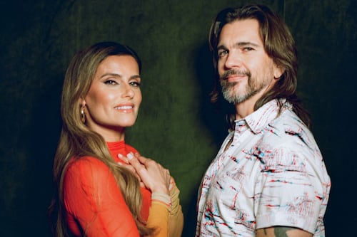 Juanes y Nelly Furtado fusionan su talento en “Gala y Dalí”