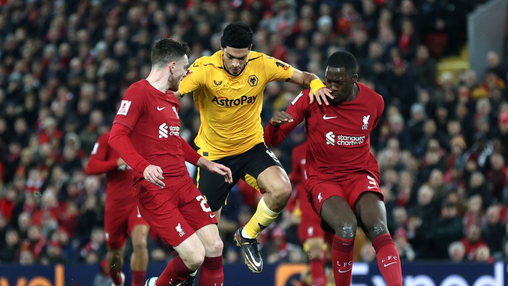 Raúl Jiménez tuvo actividad en la goleada del Wolverhampton ante Liverpool.