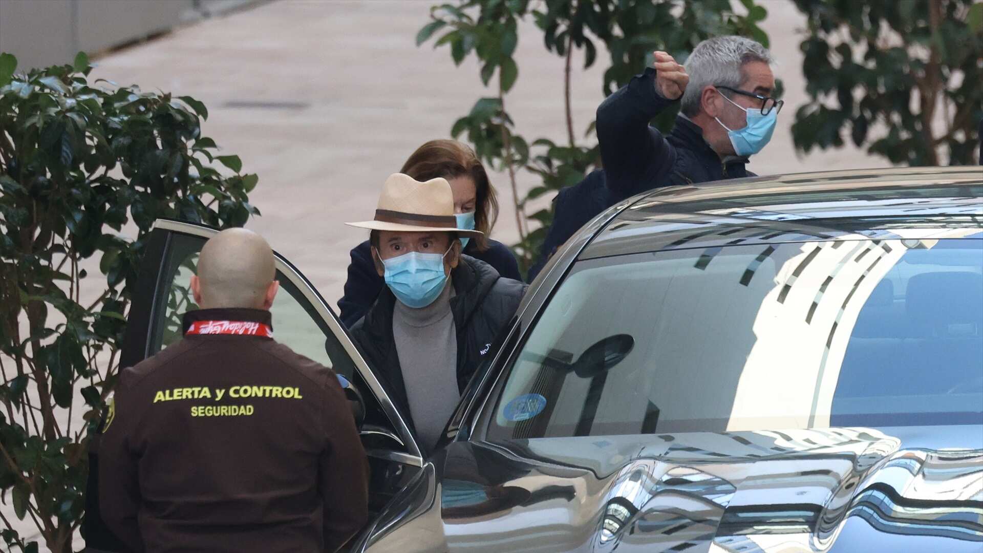 Captan a Raphael al salir del hospital tras haber sido diagnosticado con linfoma cerebral