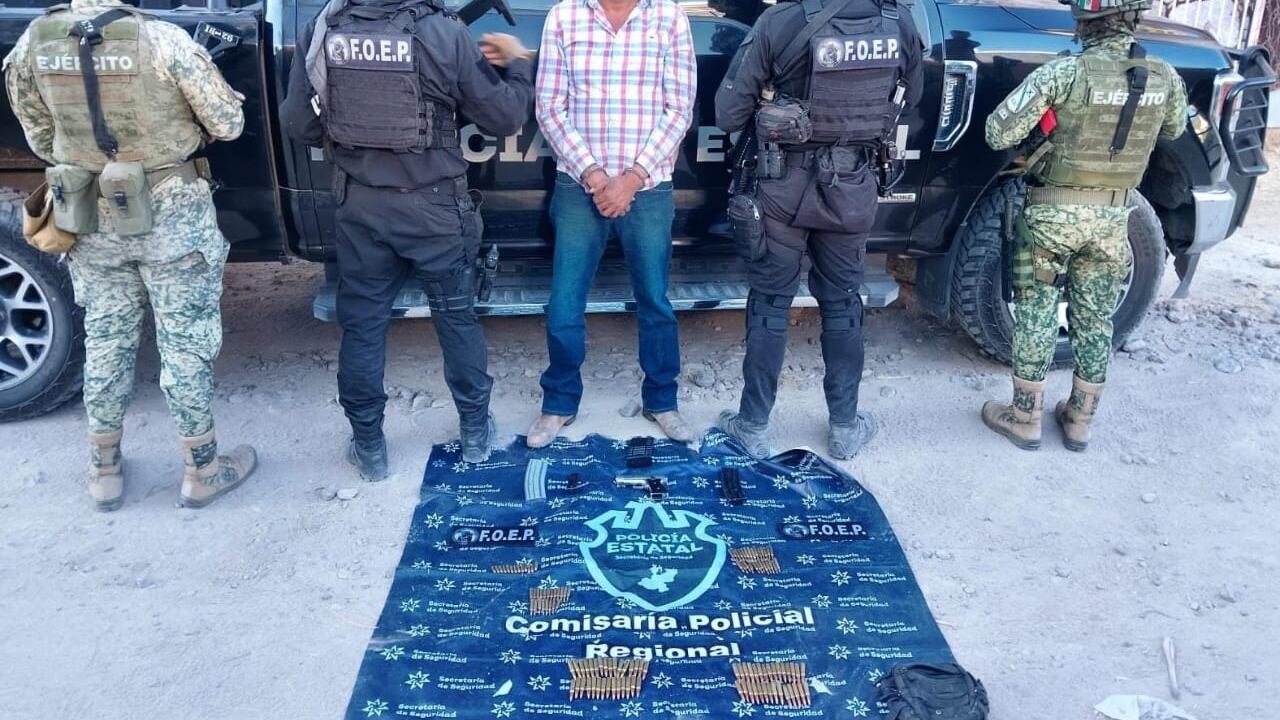 Al policía detenido se le encontró una arma de fuego ilegal.