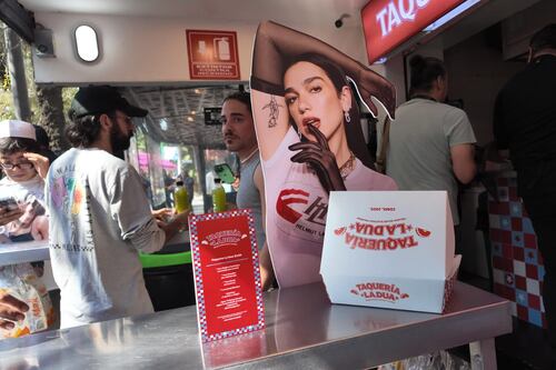 Dua Lipa celebra su conexión con México a través de ‘Taquería La Dua’