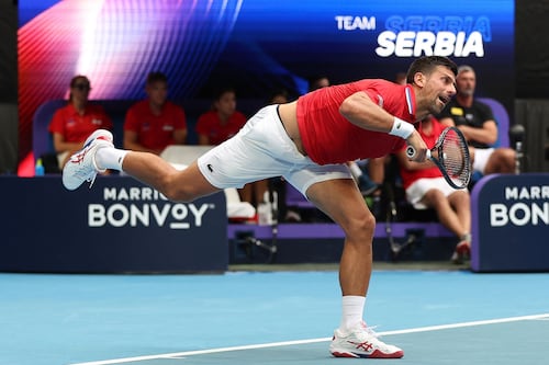 Djokovic califica a Serbia a cuartos de final pese a lesión en una muñeca