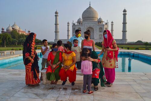El Taj Mahal reabre a los visitantes mientras las restricciones por el covid se flexibilizan