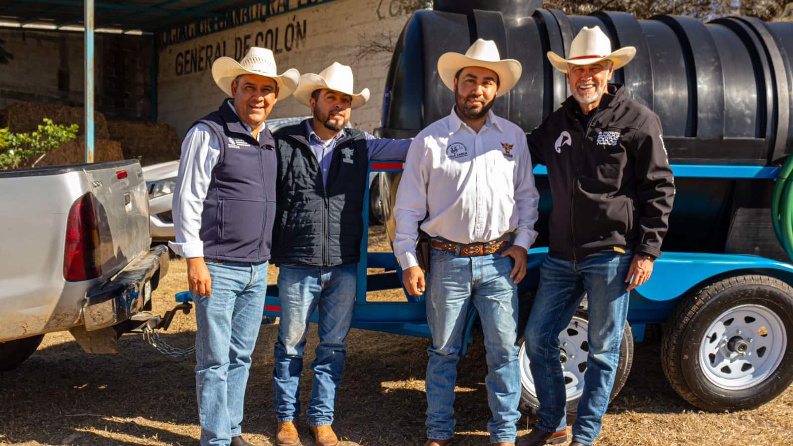 Entregan remolques para apoyar con agua a productores en Querétaro