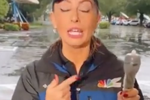 Reportera utilizó un condón en su micrófono en plena transmisión del huracán Ian