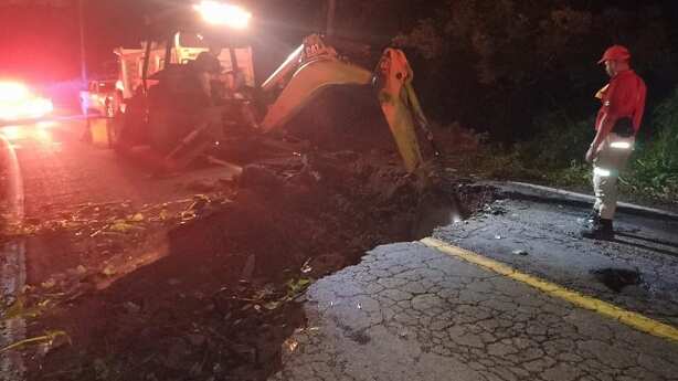 El socavón aparecido en la carretera a Barra de Navidad ya fue reparado por la Secretaría de Comunicaciones y Transportes.
