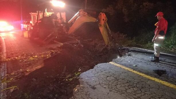 El socavón aparecido en la carretera a Barra de Navidad ya fue reparado por la Secretaría de Comunicaciones y Transportes.