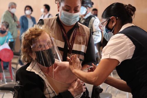Muere en Nuevo León por Covid dentista que ya tenía la vacuna