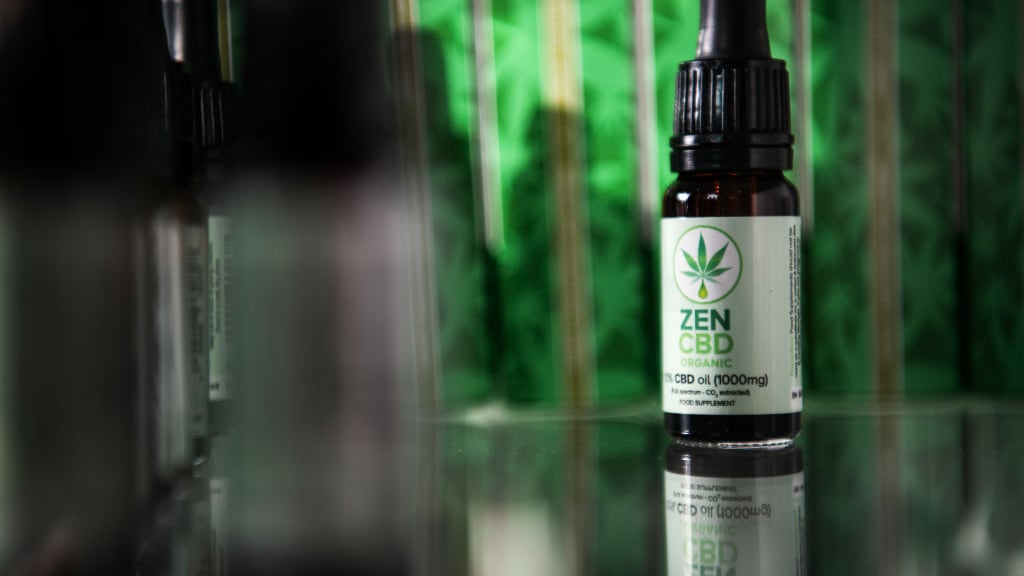 LONDRES, INGLATERRA - 17 DE FEBRERO: Una botella de aceite de CBD de 1000 mg se ve en una vitrina en una sucursal de la cadena de salud Planet Organic el 17 de febrero de 2020 en Londres, Inglaterra. La Agencia de Normas Alimentarias del país fijó el 31 de marzo de 2021 como fecha límite para que los fabricantes de productos de CBD presenten solicitudes de autorización de alimentos. La FSA también aconsejó a las personas embarazadas, amamantando o tomando algún medicamento que no consuman productos de CBD. (Foto de Leon Neal/Getty Images)