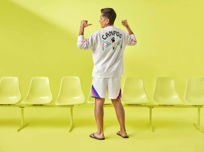 American Eagle x Jorge Campos: 
Jerseys, playeras y accesorios llenos de color dan vida a una propuesta que fusiona el espíritu del fútbol con un estilo urbano, auténtico y sin etiquetas.