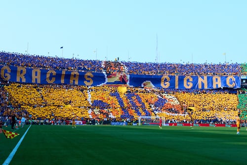 Incomparables: Afición de Tigres hace espectacular homenaje a Gignac en el Volcán