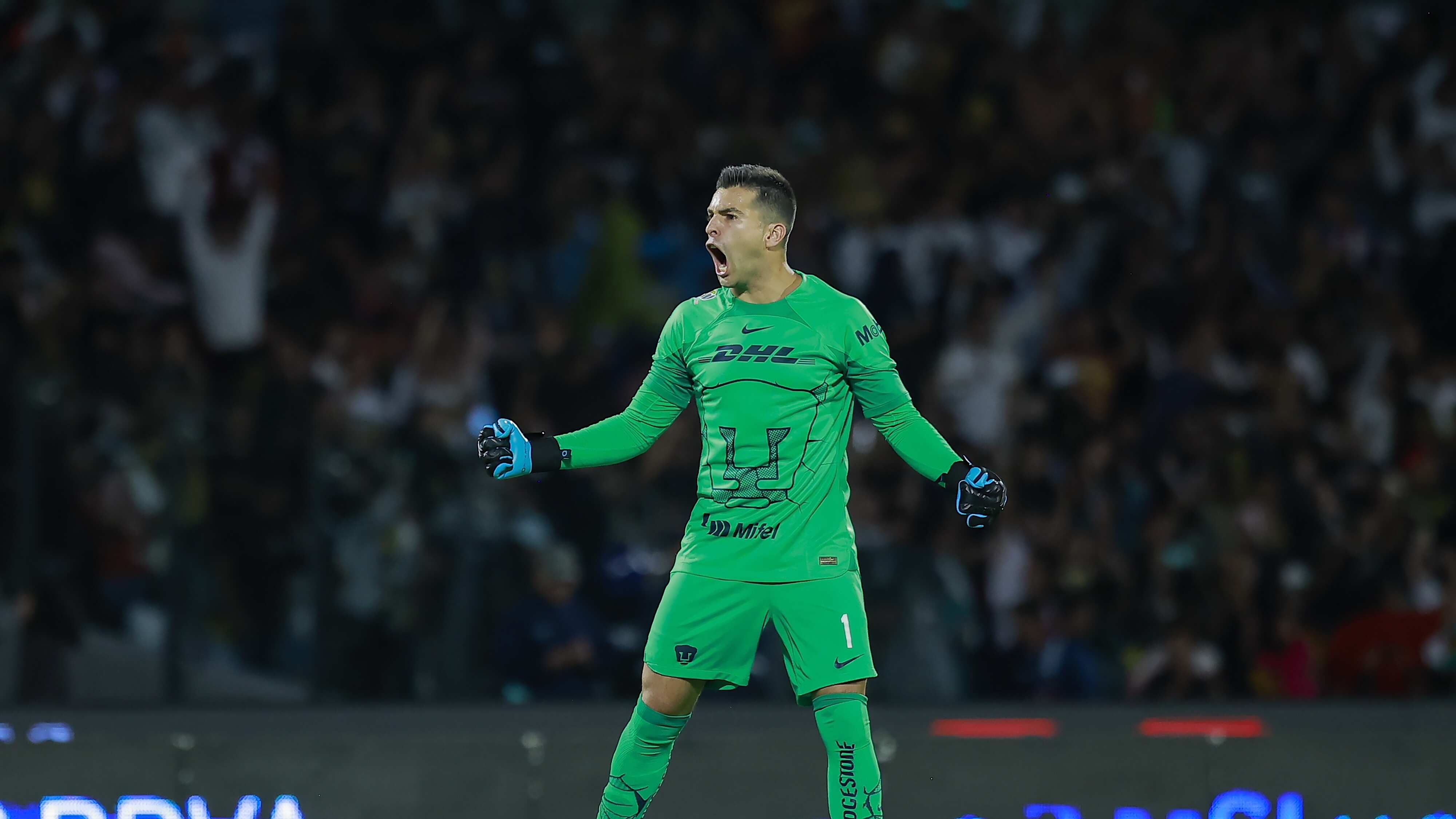 Julio González atajó un penal a Alexis Vega para evitar el empate de Chivas.