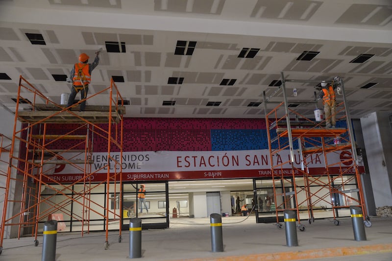 ZUMPANGO, ESTADO DE MÉXICO, 02FEBRERO2022.-  A un mes y medio de ser inaugurado el Aeropuerto Internacional Félipe Ángeles (AIFA) continúa los trabajos de construcción de la terminal intermodal de transporte terrestre; terminal de autobuses foráneos; la estación de tren suburbano; plaza mexicana; estación de mexibus; eje troncal de circulación; y estacionamientos. 
FOTO: MARIO JASSO/CUARTOSCURO.COM
