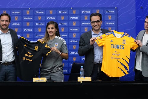 Tigres femenil sonríe para el Instagram