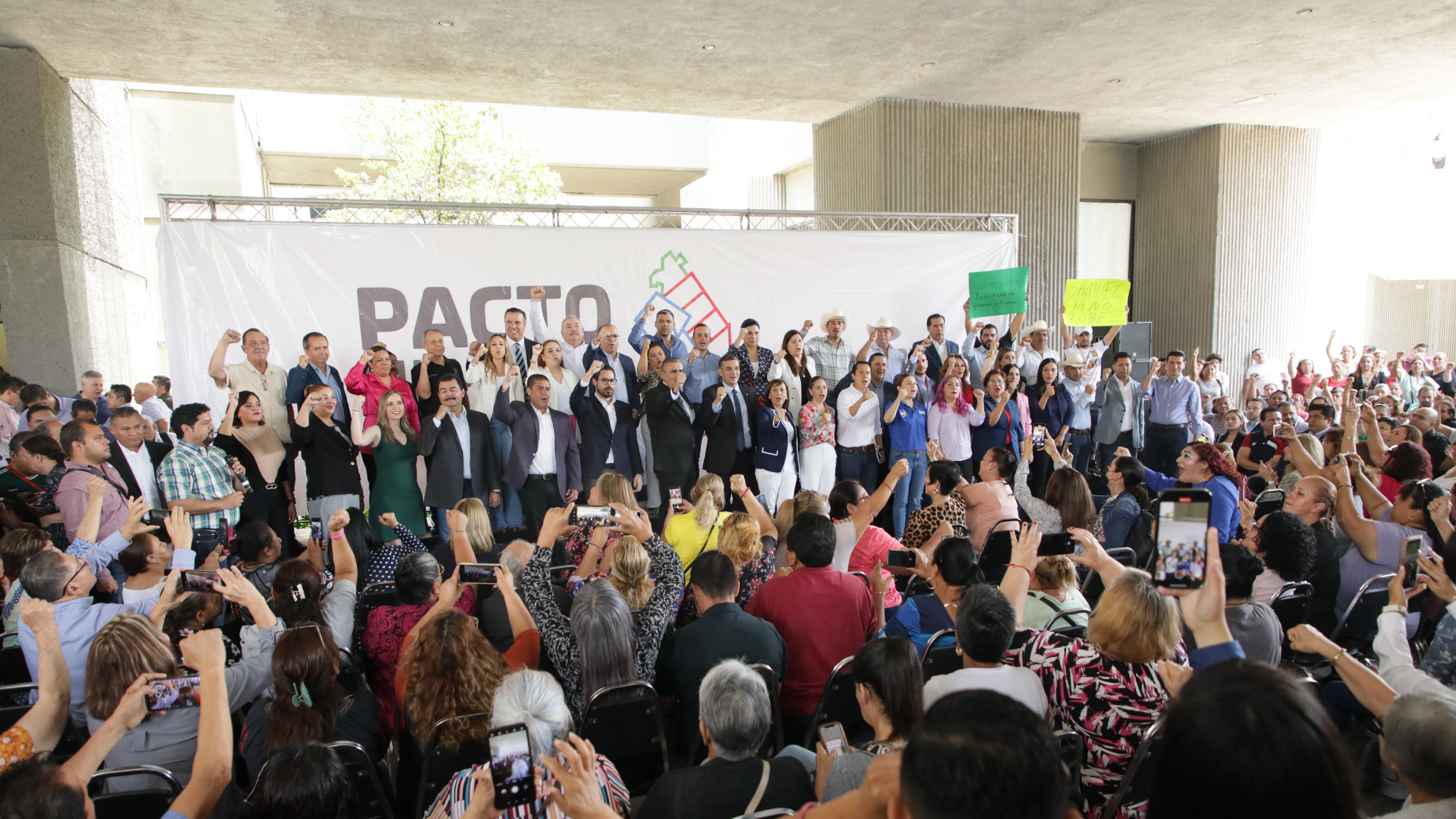 El evento, que congregó a unos 300 habitantes de diferentes municipios, se realizó en la explanada del Congreso local.