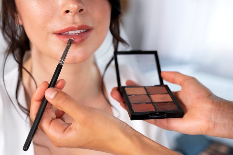 Entre oficinas retro, experiencias olfativas y un roof garden con DJ, Sephora presentó los productos que marcarán la temporada, desde la primera fragancia de Rare Beauty hasta lo último de Fenty Skin y Patrick Ta Beauty
