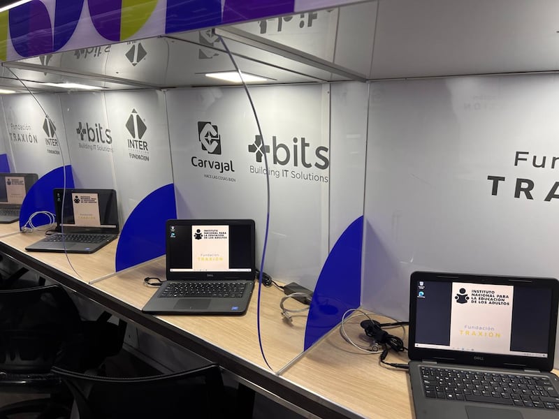 La unidad está equipada con laptops, clima y otros beneficios.