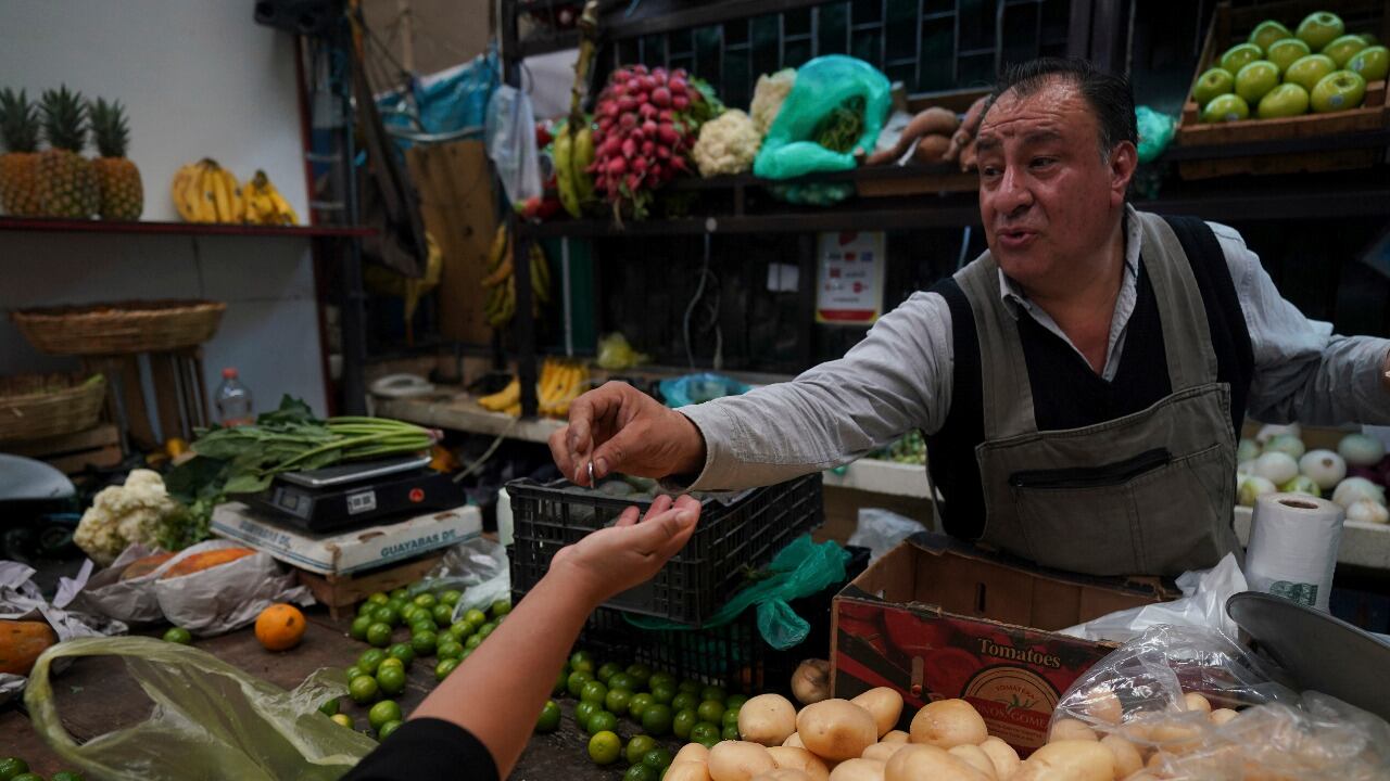 Los especialistas advierten que la economía merece calificaciones reprobatorias de 3 o 4 puntos, por el bajo crecimiento, el aumento de precios y la perdida del poder de compra.