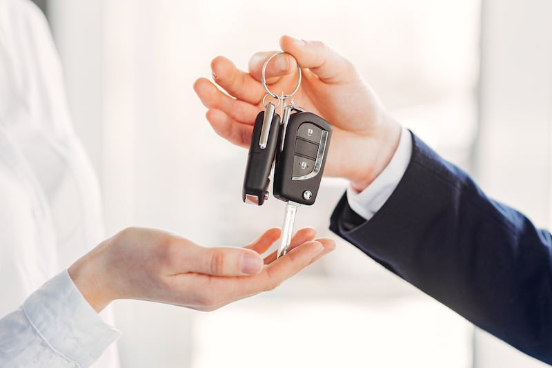Un crédito automotriz puede facilitarte la compra de un auto sin desestabilizar tus finanzas. Foto: Freepik.