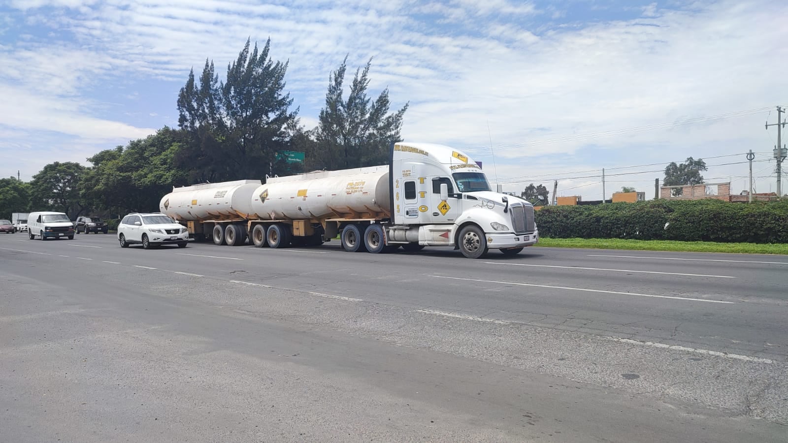 Las reformas en el transporte de carga establecen que los dobles remolques no pueden circular por la ciudad de 6:00 a 9:00 horas, pero aún así hay vehículos de este tipo en vialidades como Periférico y Lázaro Cárdenas.