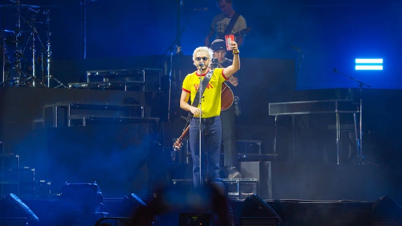 La banda colombiana se unió a Tecate Emblema para motivar a oficinistas a vivir la experiencia musical en vivo