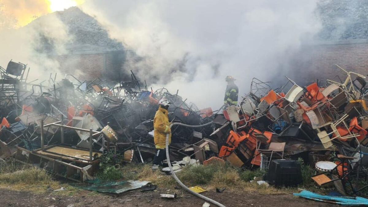 Evacuan a alumnos de primaria por incendio en bodega de la SEGE.