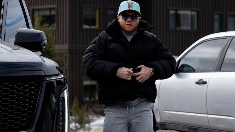 La empresa de Canelo Álvarez fue cateada tras ser acusada de vender un auto robado a Luis R Conríquez.