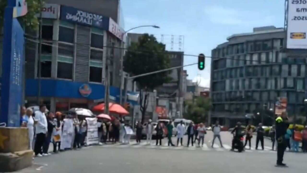 Caos vial en Barranca del Muerto por bloqueo de trabajadores de la salud