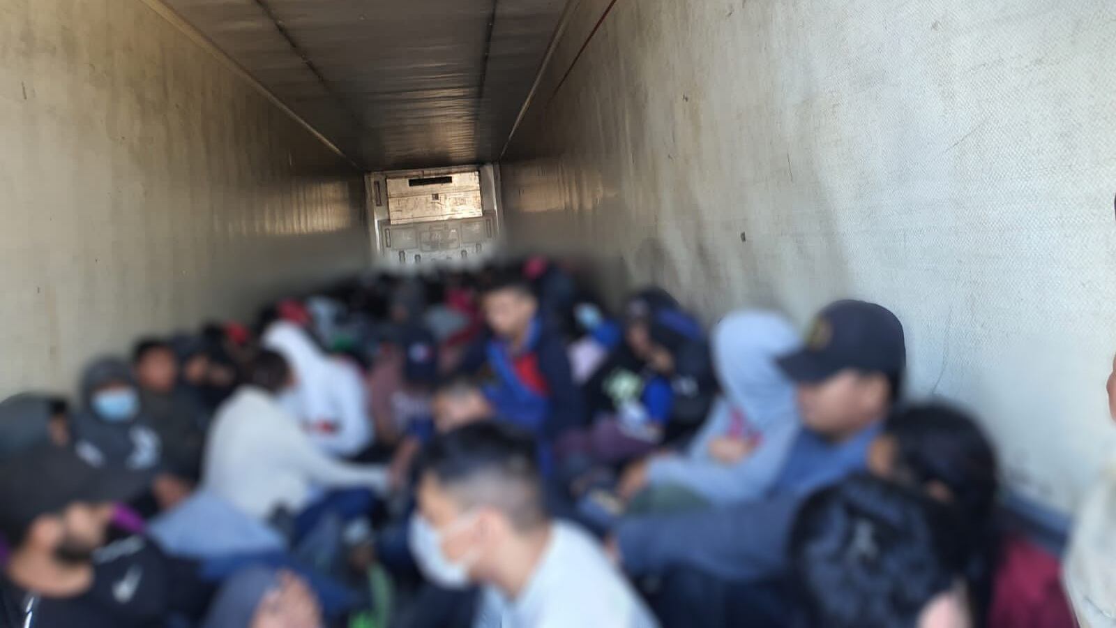 Los indocumentados viajaban en la caja de refrigeración de la unidad.