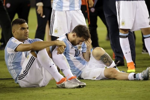 Messi llora desconsolado por la derrota de Argentina