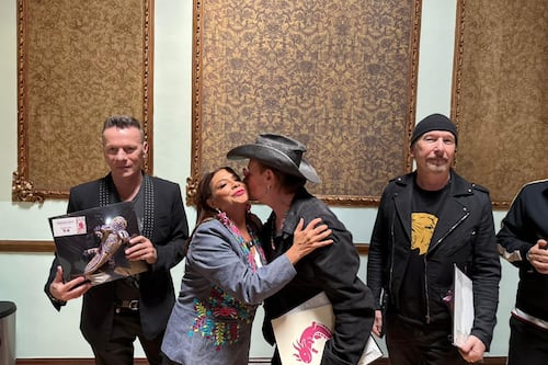 ¿Habrá concierto en el Zócalo CDMX? Clara Brugada se reúne con U2 y regala un ajolote a Bono