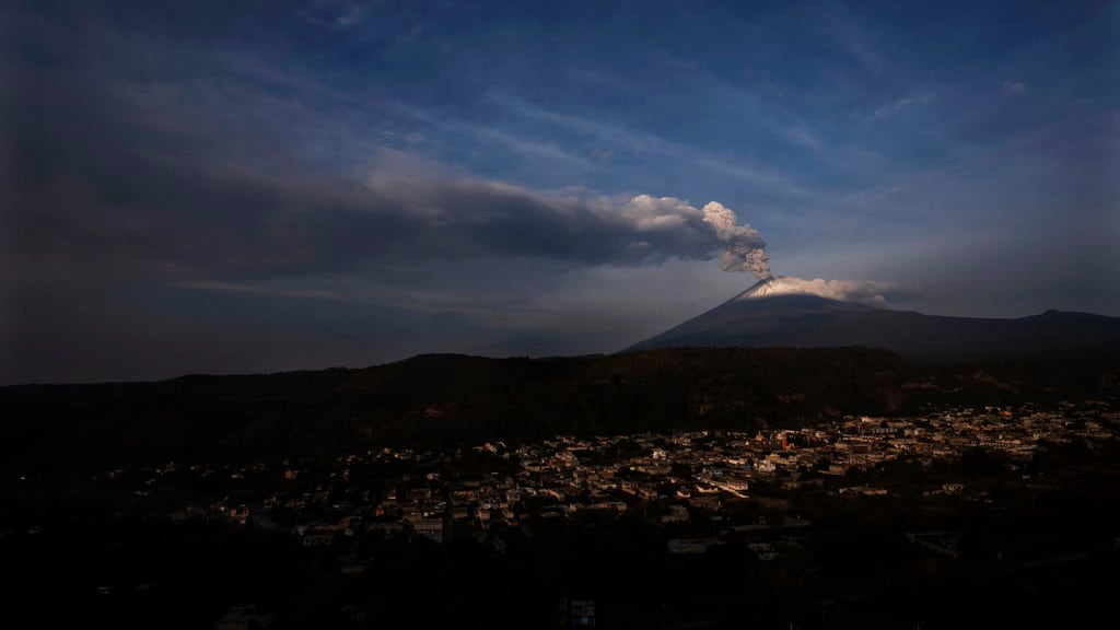 Volcán-Popocatépetl-mexicano-rinde-culto