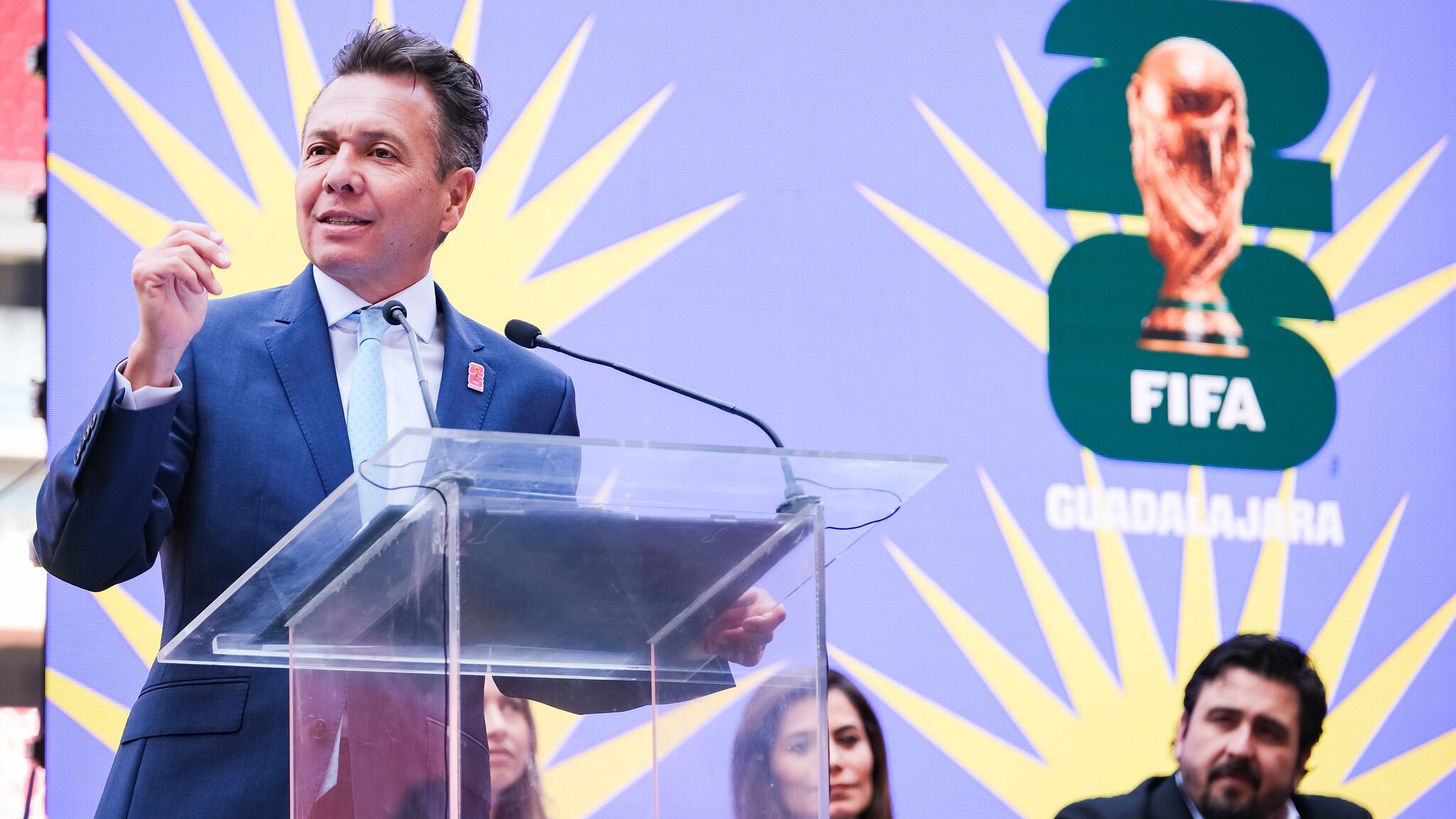 El gobernador de Jalisco, Pablo Lemus, estuvo presente en la revelación del póster oficial de Guadalajara como sede del mundial de futbol 2026. ESPECIAL/ GOBIERNO DE JALISCO