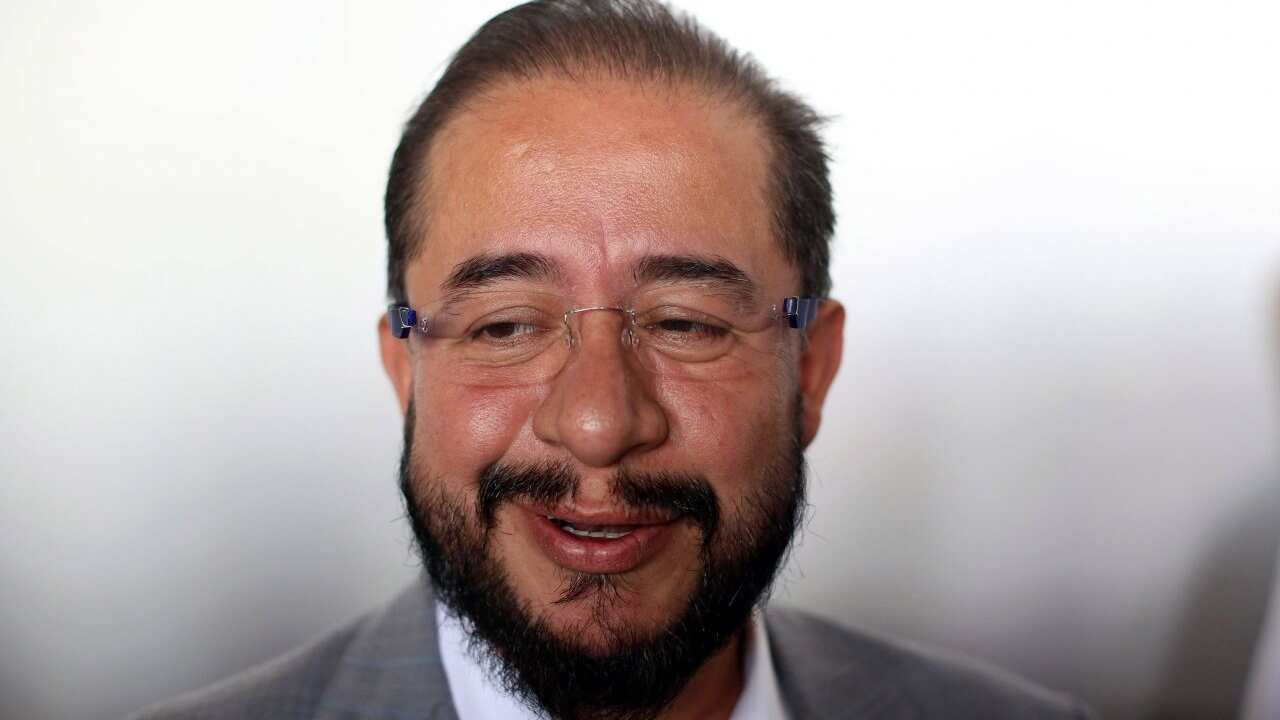 Captan a presidente del PES en viaje a Houston; rechaza que sea para vacunarse