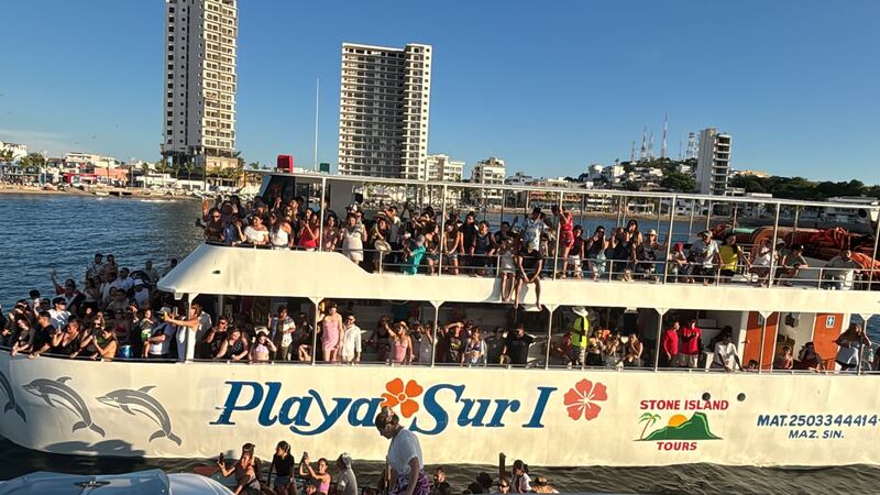 El cantante abre la tercera sucursal de Agustito Sunset