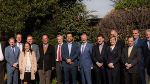 En esta foto, García aparece junto a Máynez y embajadores de la Unión Europea.
