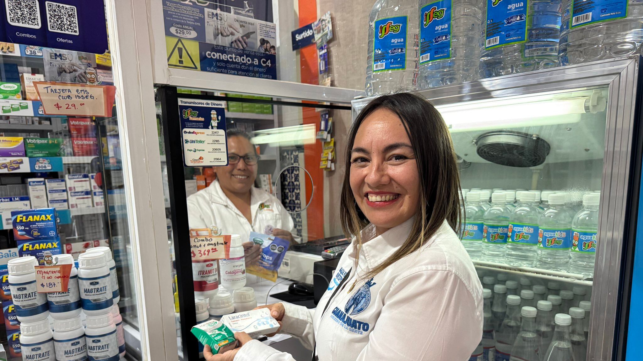 Con la etiqueta “Precio de Garantía ISSEG” a la vista, la gobernadora Libia García anuncia que ningún medicamento o insumo de la red estatal costará más que en la competencia.