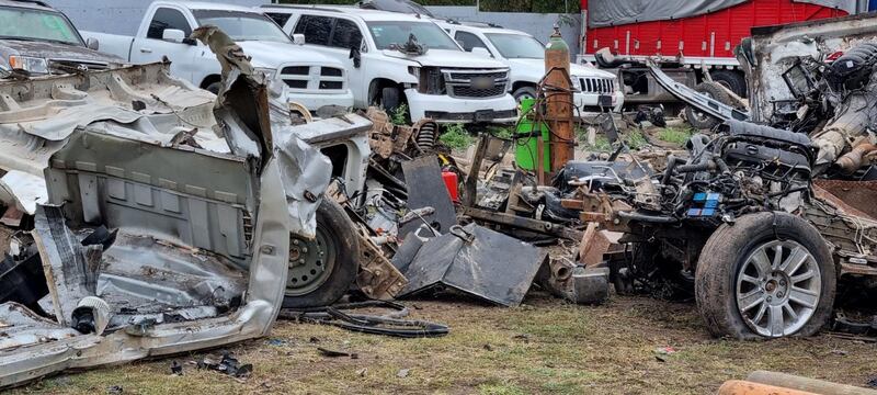 Monstruos destruyen vehículos del narco en Tamaulipas