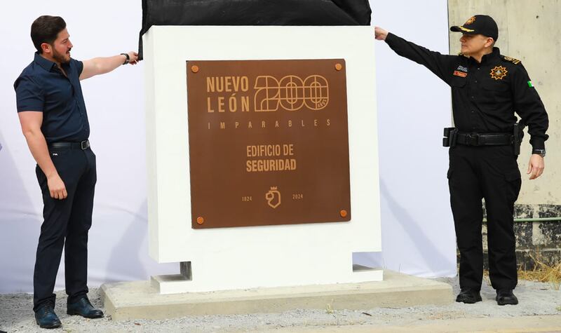 Durante la presentación se develó la placa alusiva a los 200 años de Nuevo León.