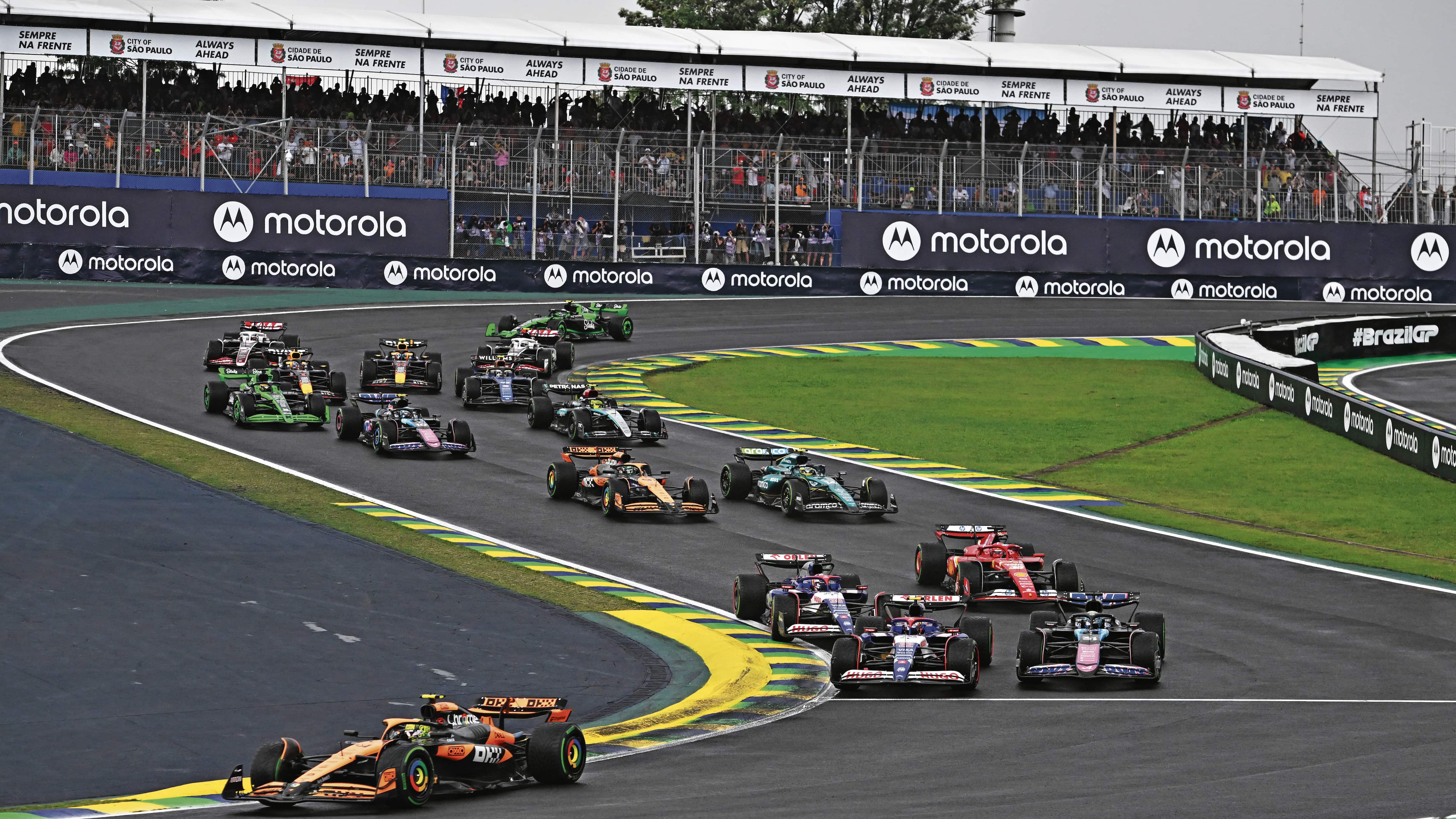 SAO PAULO, BRASIL - 3 DE NOVIEMBRE: Lando Norris de Gran Bretaña conduciendo el (4) McLaren MCL38 Mercedes lidera a Yuki Tsunoda de Japón conduciendo la (22) Visa Cash App RB VCARB 01 y Esteban Ocon de Francia conduciendo el (31) Alpine F1 A524 Renault en la salida durante el Gran Premio de F1 de Brasil en el Autódromo José Carlos Pace el 3 de noviembre de 2024 en Sao Paulo, Brasil. (Foto de Rudy Carezzevoli/Getty Images)