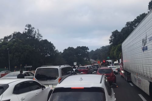 Así se encuentra la México‑Cuernavaca: dirección CDMX colapsada y filas kilométricas