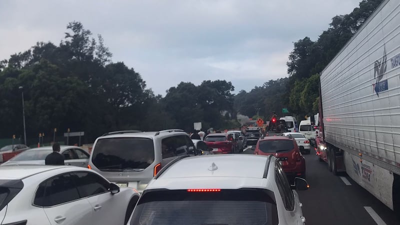 Así se encuentra la México‑Cuernavaca: dirección CDMX colapsada y filas kilométricas