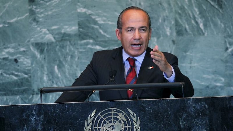 Felipe Calderón explota contra la FIFA y exige que paguen regalías al Pato Merlín